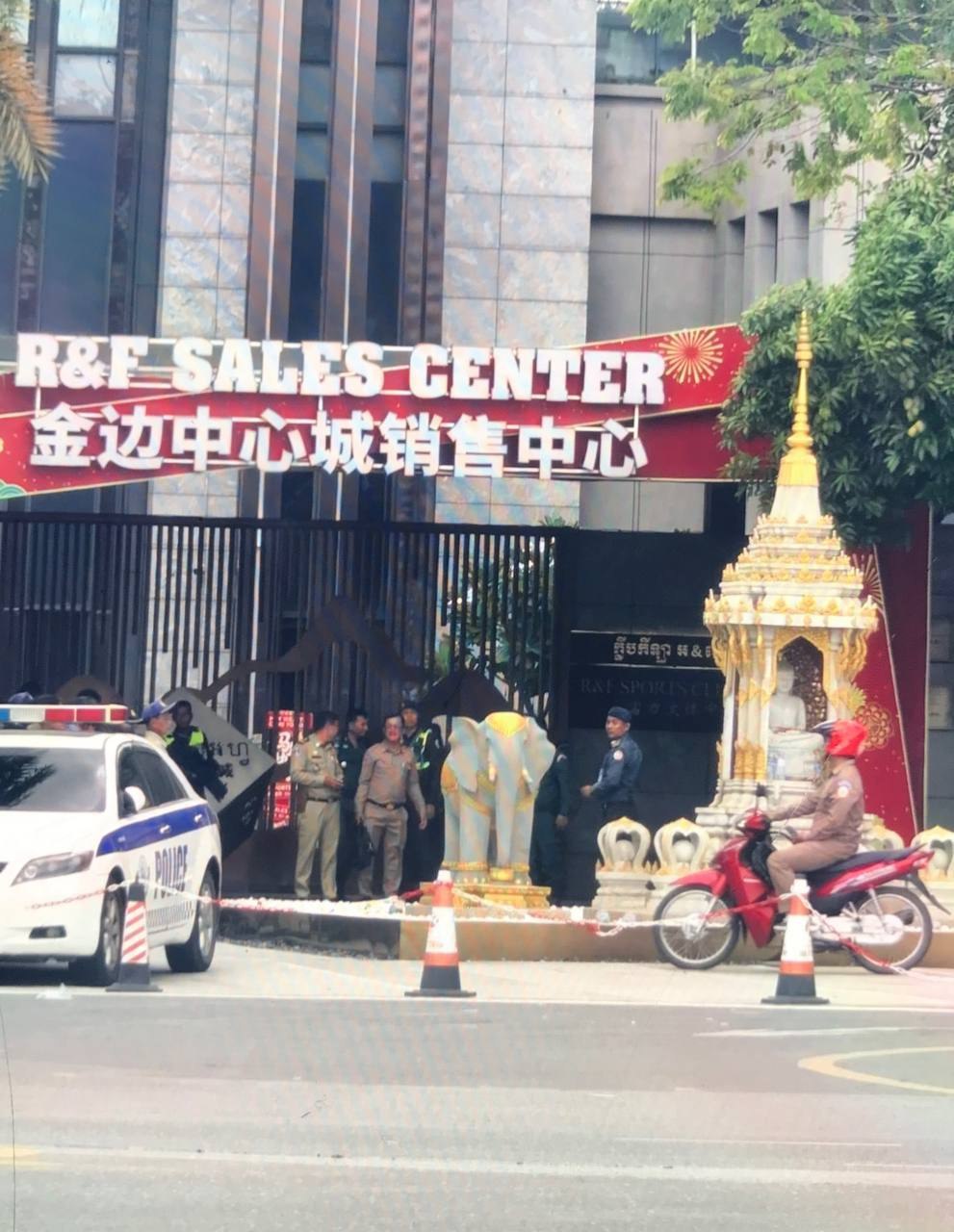 金边中心城售楼部这边目前有警察正在集合,现场看起来不只是普通巡查,疑似还有移民局相关人员一起参与行动。