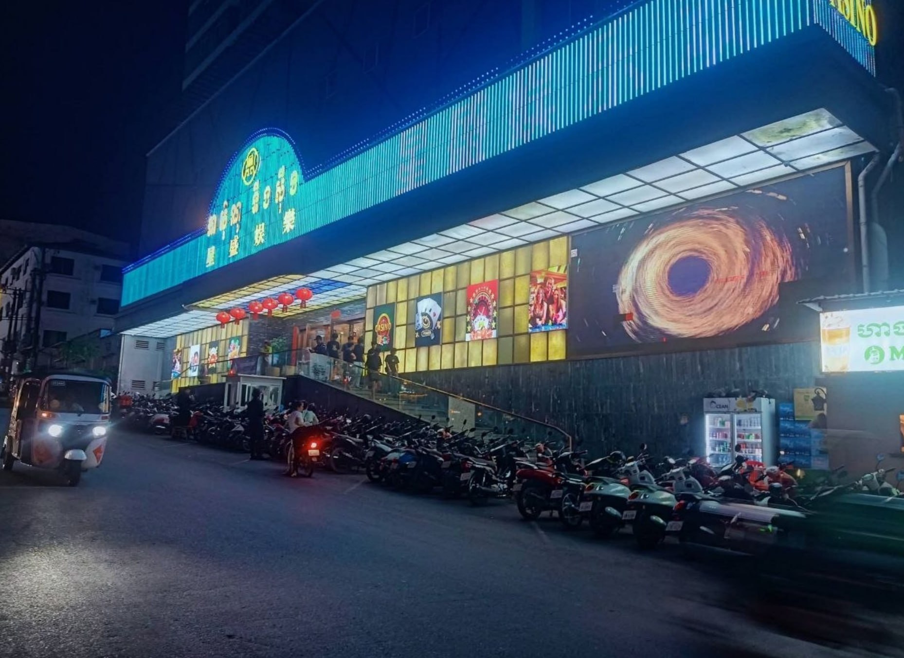 柬记者曝光 西港“星盛娱乐”涉嫌违规向柬埔寨公民开放赌博,引发当地居民关注