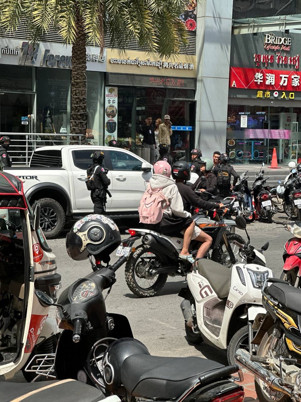 最新消息 🇰🇭金边金街桥牌大厦现在楼下很多宪兵警察在集合准备大检查了!!各位同胞注意!!