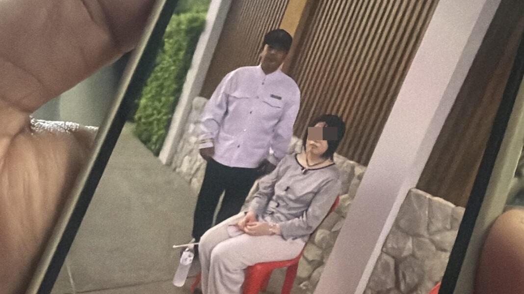 泰国新闻 中国游客母女争吵后,母亲将女儿遗弃在清迈豪宅区门口