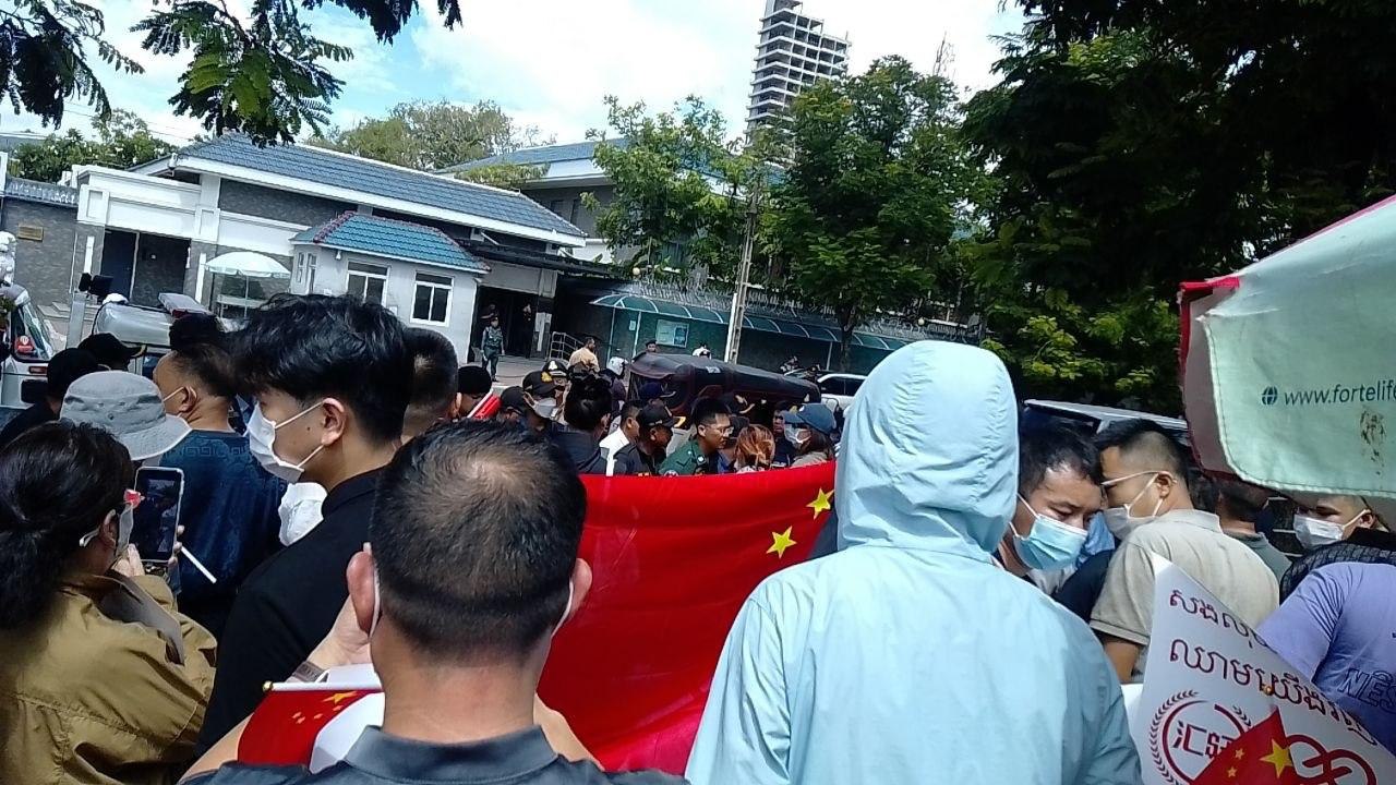 今天上午，再有汇旺用户到大使馆门前聚集维权。