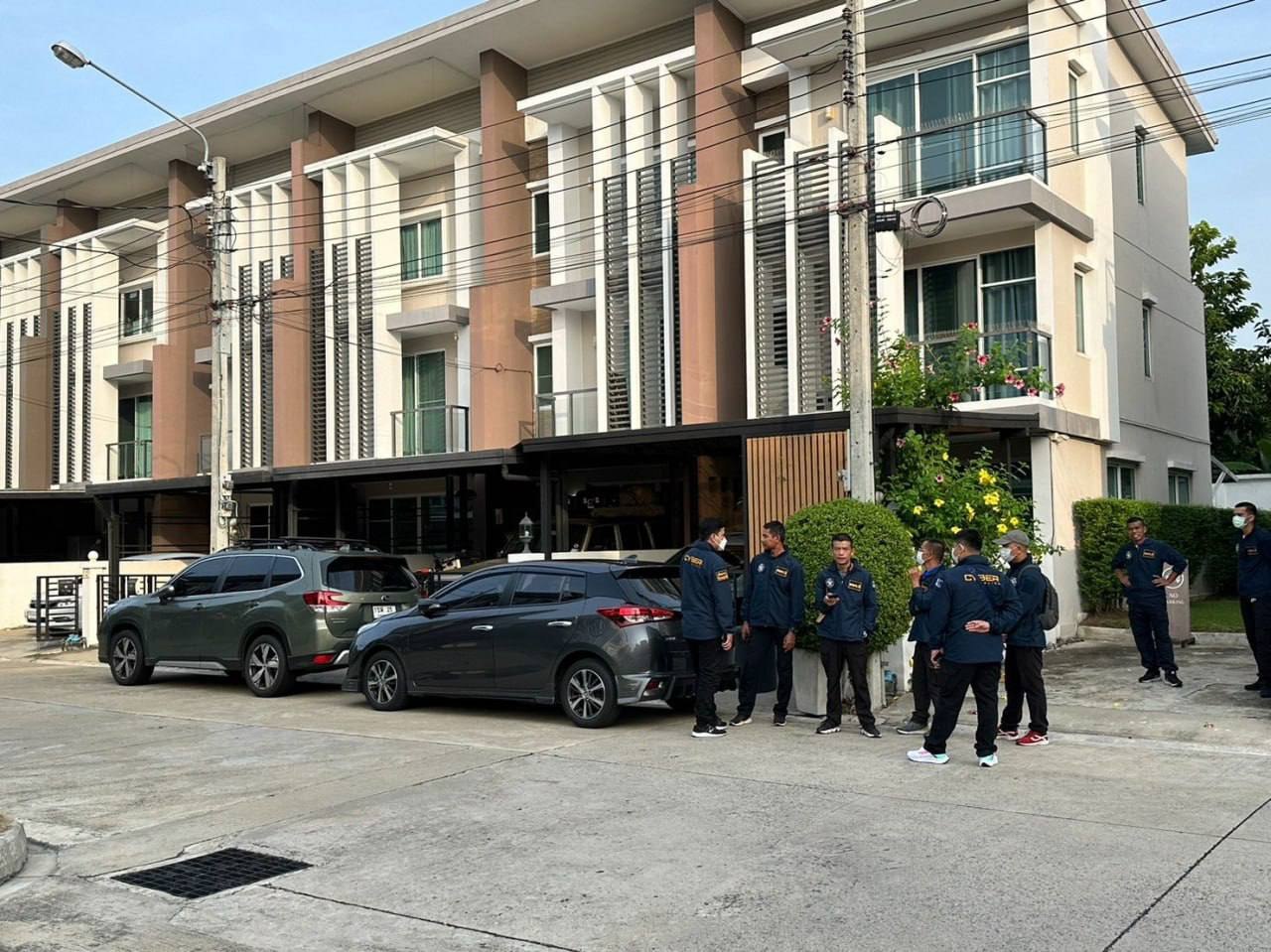 泰国新闻 近曼谷5公里一别墅区，泰国警方今日带走一名中国人。